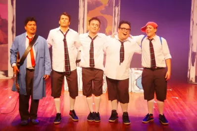 Intentaron agredir a los actores de Chicos Católicos mientras actuaban en el Virla