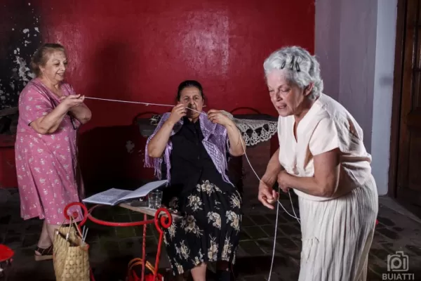 Tres matronas que van uniendo vidas y recuerdos en una obra de teatro