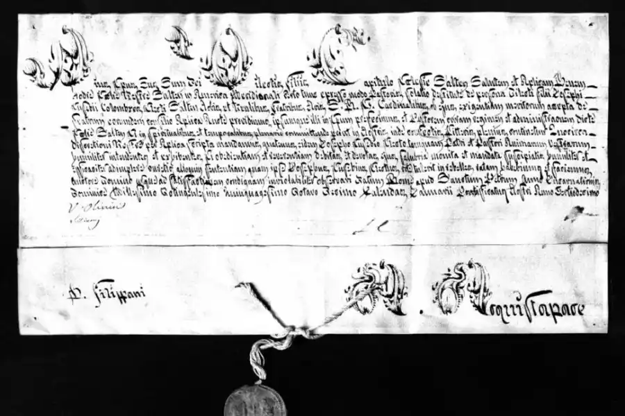 BULA PAPAL. Uno de los documentos que instituían obispo de Salta a Colombres, y que llegaron de Roma después de su muerte