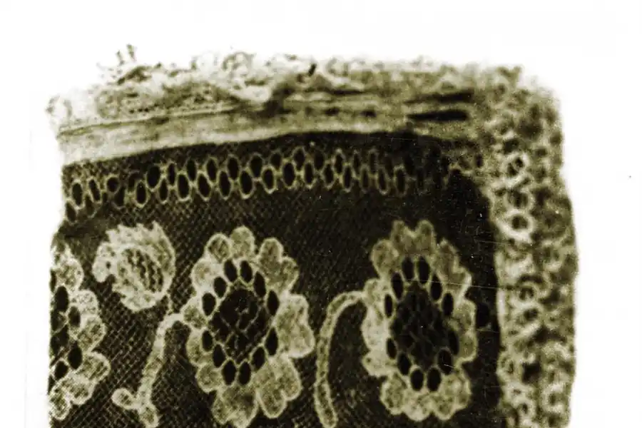 PUÑOS DE ENCAJE. Pertenecieron a los ornamentos del doctor Colombres