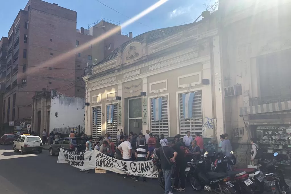 Estafados por falsos gestores de viviendas protestan en Muñecas al 300
