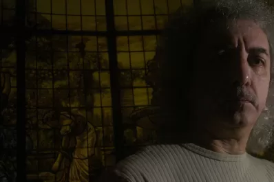 Hallan ahorcado a un conocido director de teatro acusado de abuso sexual: nadie reclama su cuerpo