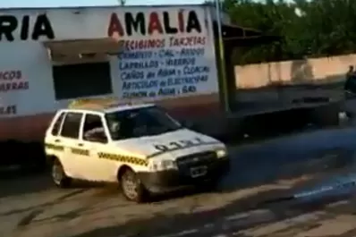 Locura al volante: un taxi desbocado casi provoca un accidente