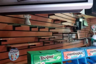 Quisieron robar una agencia de viaje pero entraron al drugstore del lado y se llevaron caramelos y chicles
