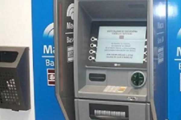 Abrió un cajero con una barreta, se encendió la alarma y huyó sin llevarse nada