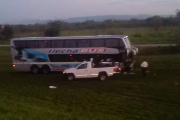 Chocaron un colectivo de larga distancia y una camioneta en San Cayetano: heridos y daños materiales