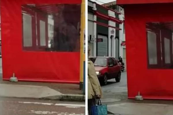 Una cortina fija impide el ascenso por una rampa para discapacitados