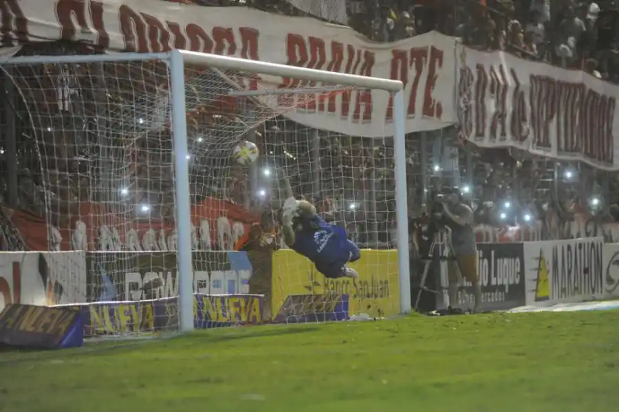 ESTA VEZ NO PUDO SER. Bieler se hizo cargo del penal y ocurrió algo rarísimo en él: falló porque Lucas Ardente y el palo se congeniaron para ahogarle el grito. Igual, el “Santo” pudo terminar celebrando. la gaceta / foto de Antonio Ferroni