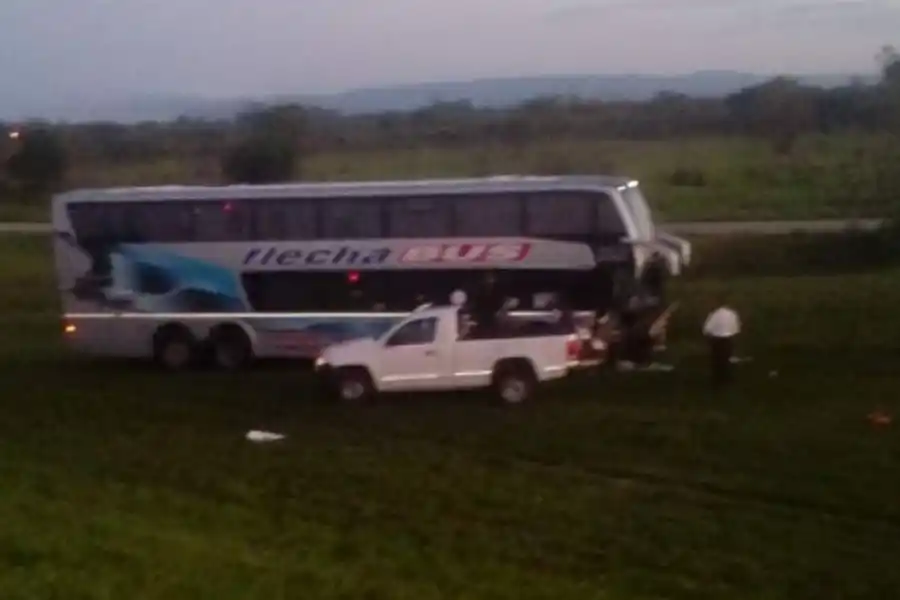 Chocaron un colectivo de larga distancia y una camioneta en San Cayetano: heridos y daños materiales