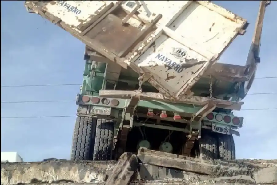 El empresario Falivene sostiene que el puente de Canal Sur cayó por un impacto del camión