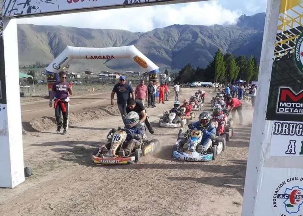 PAISAJE DE FONDO. La 150cc está a punto de largar en El Mollar; luego, el espectáculo brindado fue de gran calidad. foto de juan carlos villanueva 