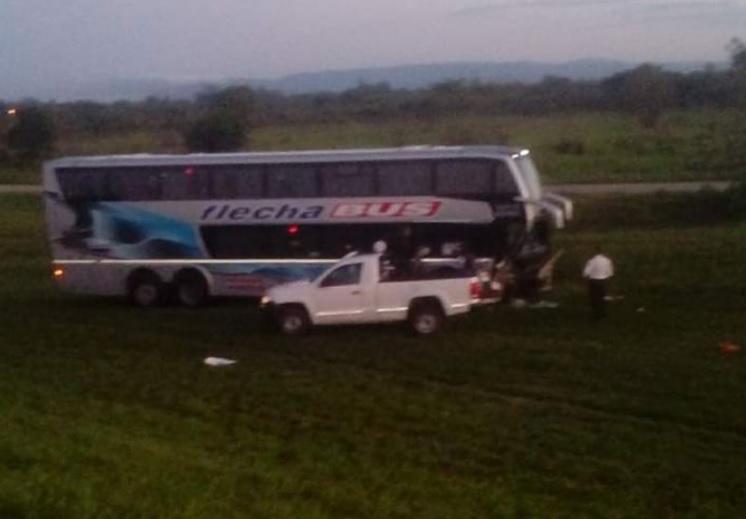 Chocaron un colectivo de larga distancia y una camioneta en San Cayetano: heridos y daños materiales