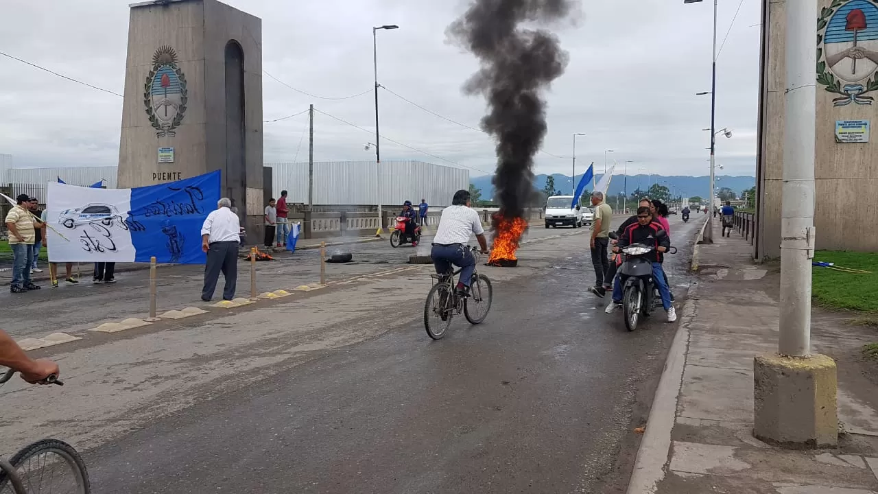 Taxistas y vecinos cortan el tránsito para llegar a Banda del Río Salí y a Acheral