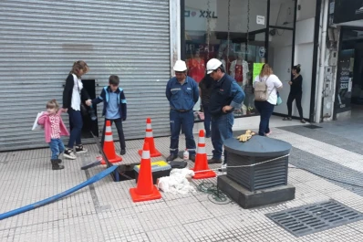 Se llenó de agua una subestación eléctrica y varios comercios se quedaron sin luz