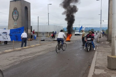 Taxistas y vecinos cortan el tránsito para llegar a Banda del Río Salí y a Acheral