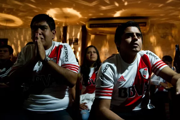 Los hinchas de Boca y River deben evitar el cigarrillo, las comilonas y el alcohol durante las finales