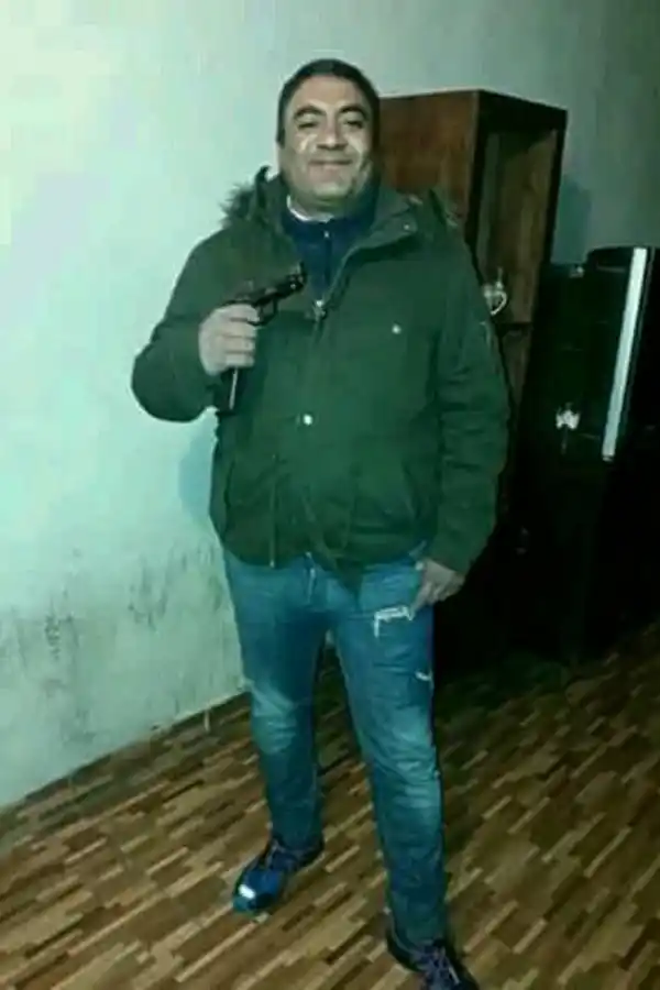 ARMADO. Bellido posa empuñando un arma de fuego.