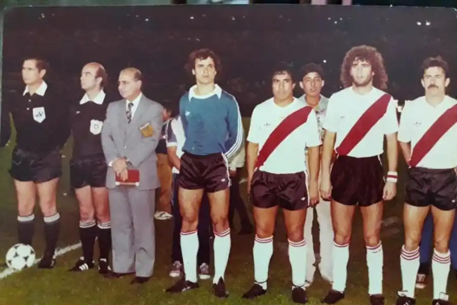 EL PASADO. Puentedura posa junto a Gallego y Tarantini, dos íconos de River.