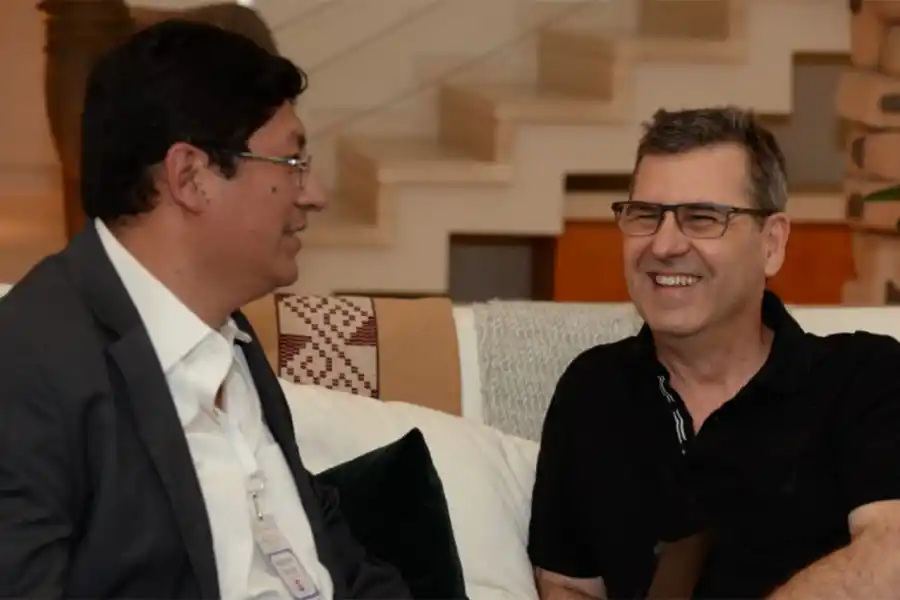 Diego Grinblat (a la derecha de la imagen) junto al periodista Marcelo Aguaysol.