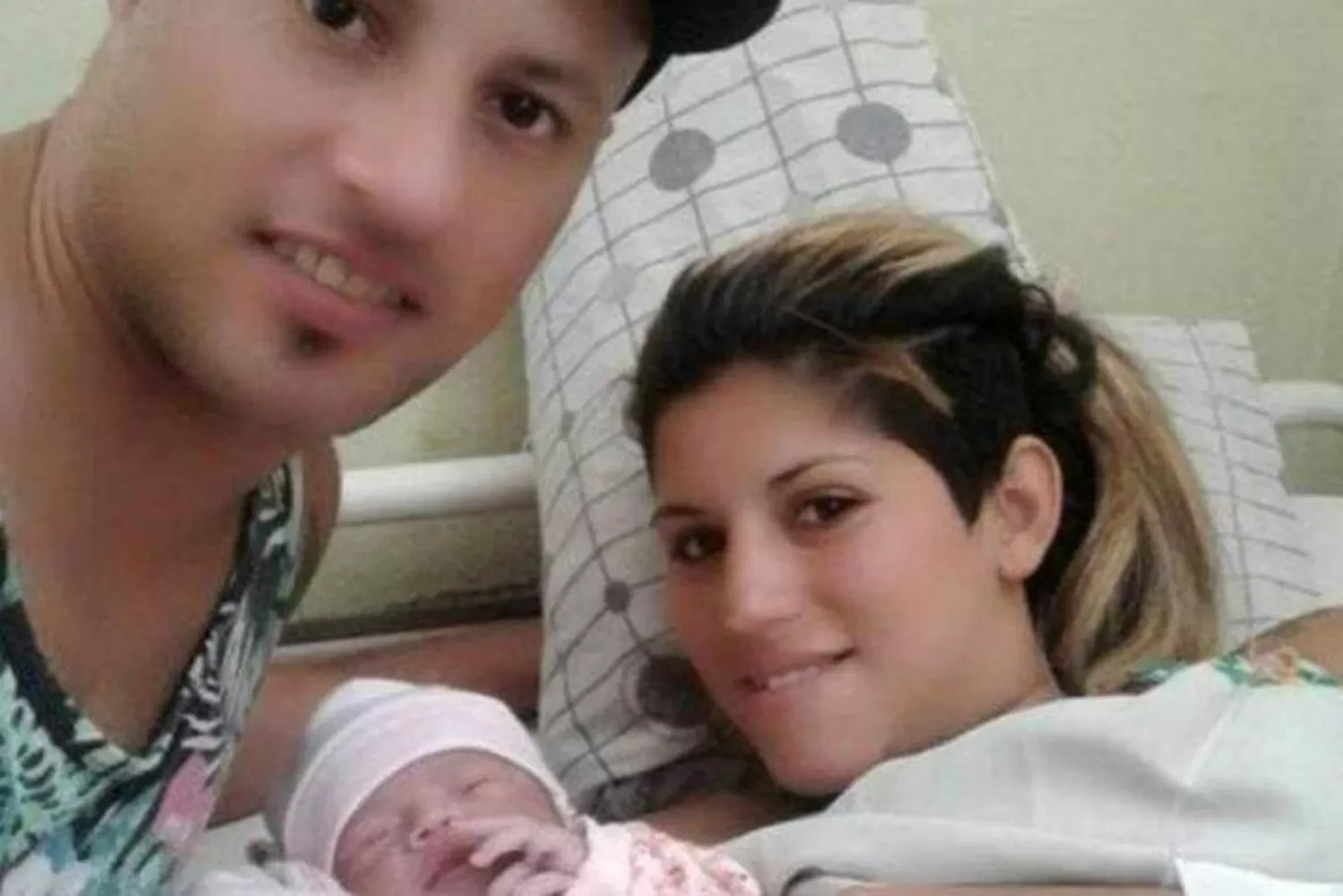 Nahuel y Ana Sofía junto a su bebé River Plate