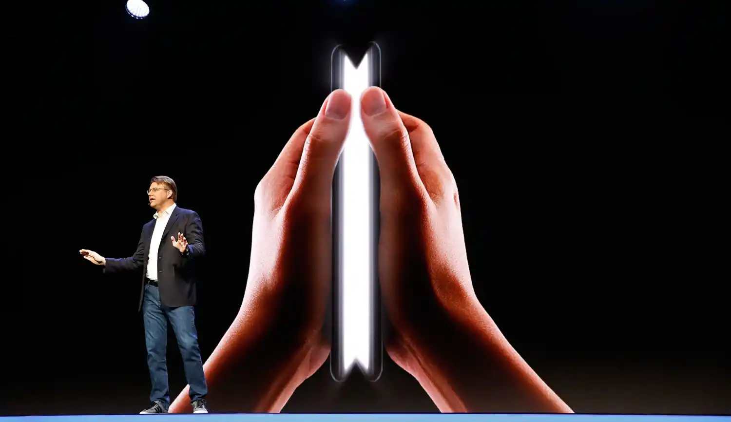 COMO UN LIBRO. El celular plegable tendría una pantalla de 7,3