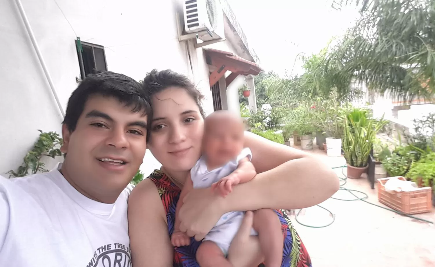 FAMILIA. Claudio Adrián Sánchez, su esposa Dalila y uno de sus hijos