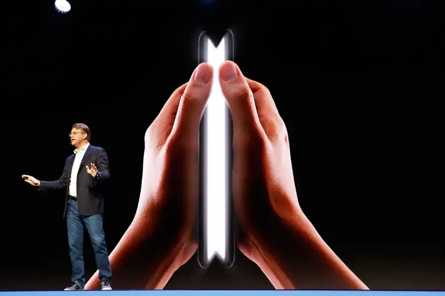 COMO UN LIBRO. El celular plegable tendría una pantalla de 7,3