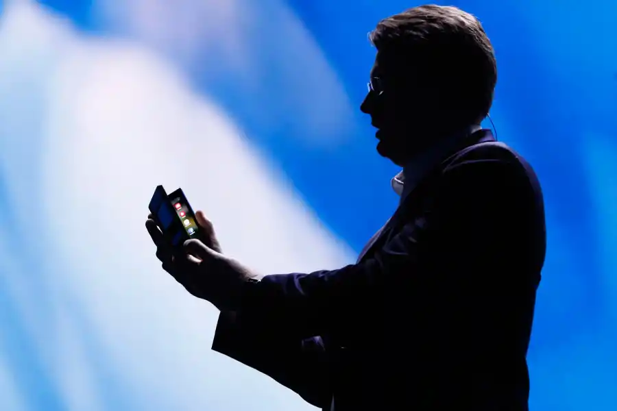 GALAXY X. El celular plegable de Samsung.