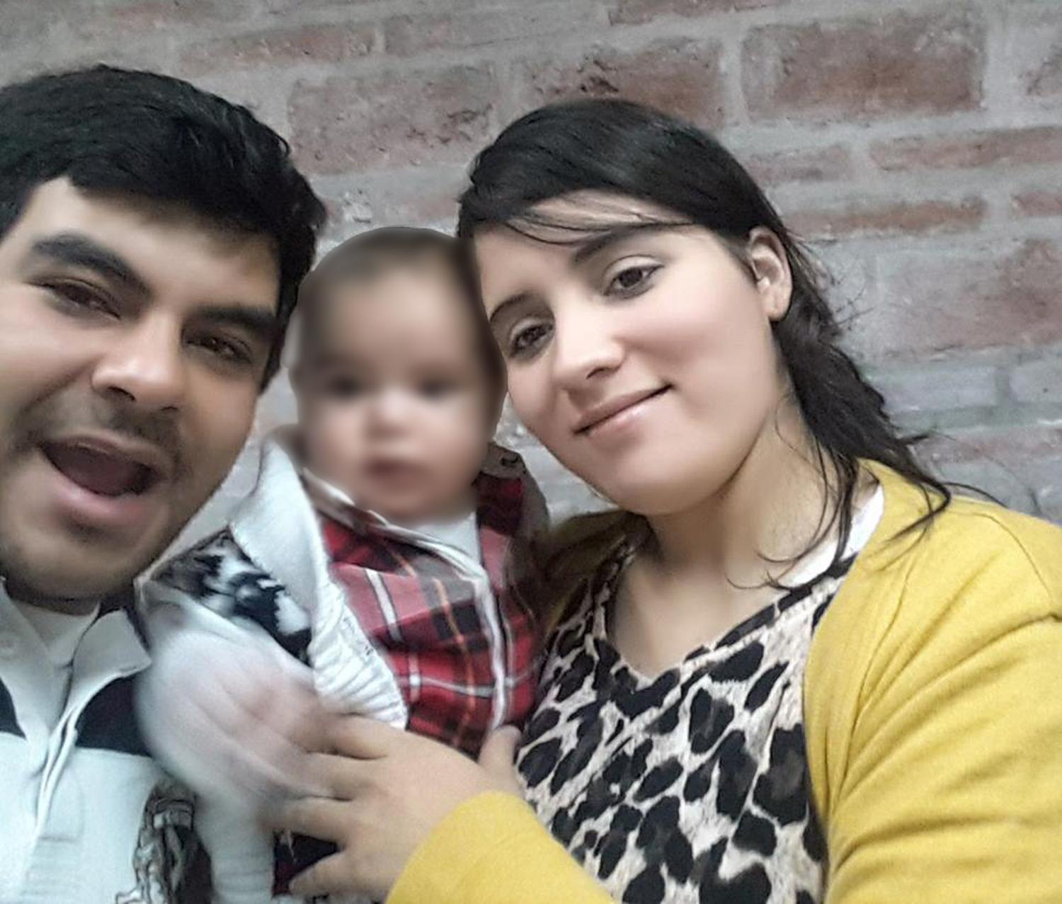 FAMILIA. Claudio Adrián Sánchez, su esposa Dalila y uno de sus hijos
