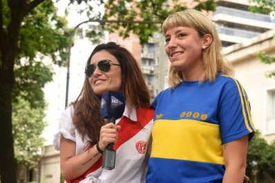 Unidas por las remeras “retro” y algo más
