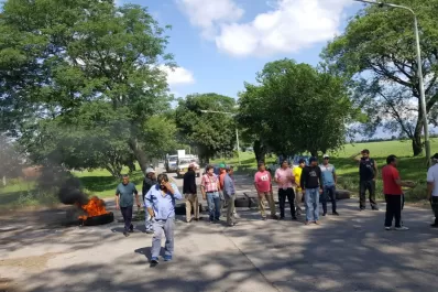 Trabajadores textiles cortan la ruta 302, en Colombres