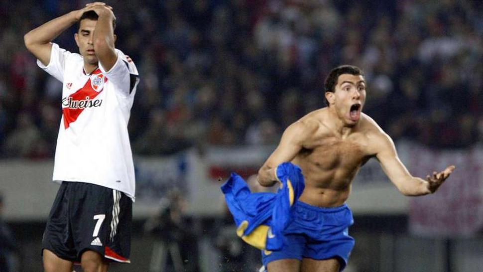 PARECÍA DE BOCA; Y FUE DE BOCA. Tevez anota el 1-1 que le daba el pase directo al “Xeneize”; luego River marcaría otro gol e irían a penales. La serie fue “auriazul”. 
