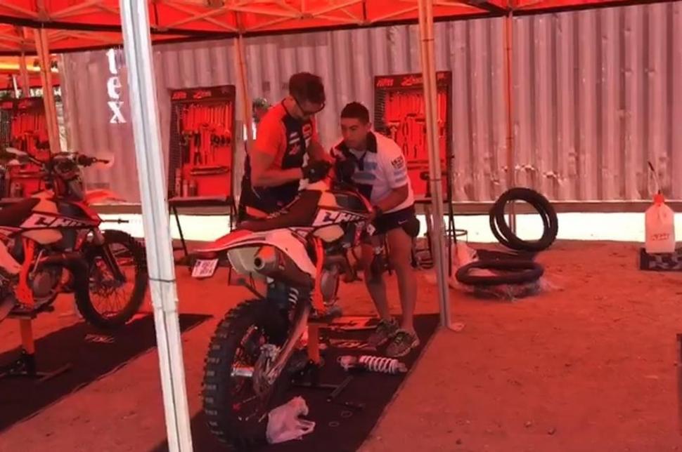 A TRABAJAR. Fernando Correa revisa su moto en la asistencia de Marga Marga. 