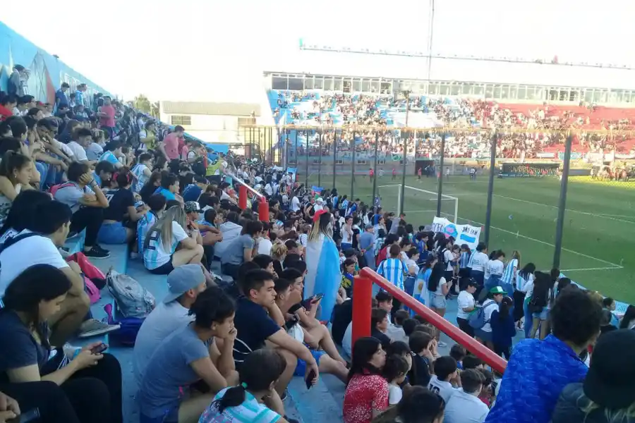 EL PÚBLICO NO FALLÓ EN LA CANCHA DE ARSENAL