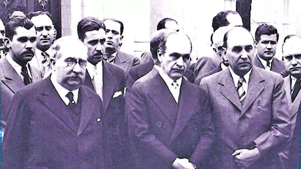 JUAN B. TERAN. Aparece al centro, entre el doctor Vicente C. Gallo y Domingo Colombres, en una foto de 1935 