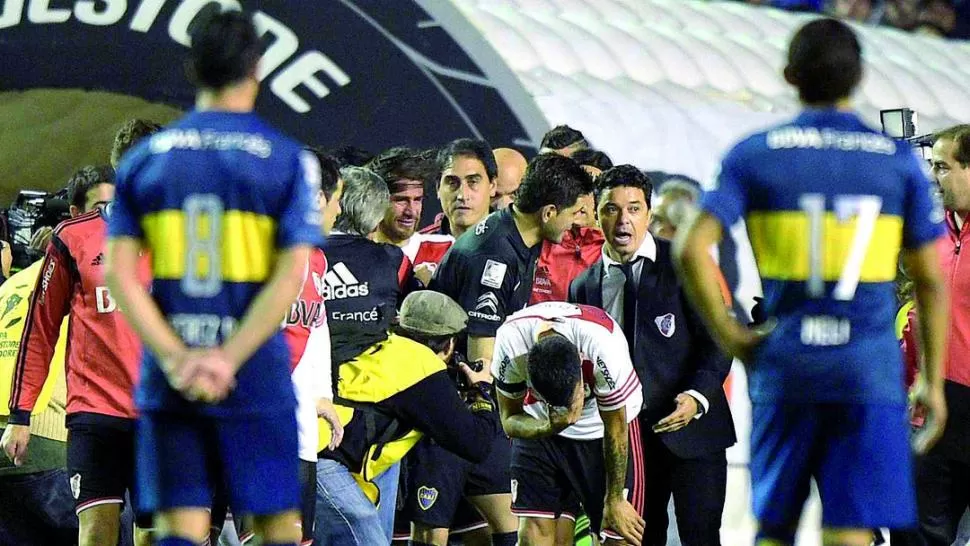 BOCHORNOSO FINAL EN LA BOMBONERA. Los jugadores de River fueron agredidos con gas pimienta en octavos de final de la Libertadores 2015; Boca fue sancionado. 