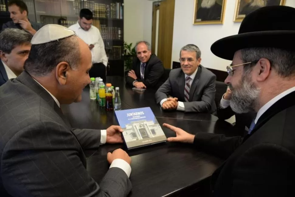 OBSEQUIO. El rabino recibe del titular del PE un texto histórico. 