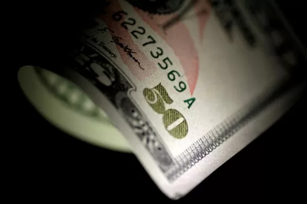 El dólar cayó y se acercó al mínimo de la franja de flotación