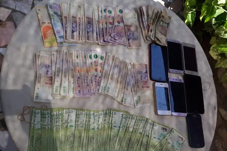 ALLANAMIENTOS. Se secuestraron dinero, celulares y papeles.