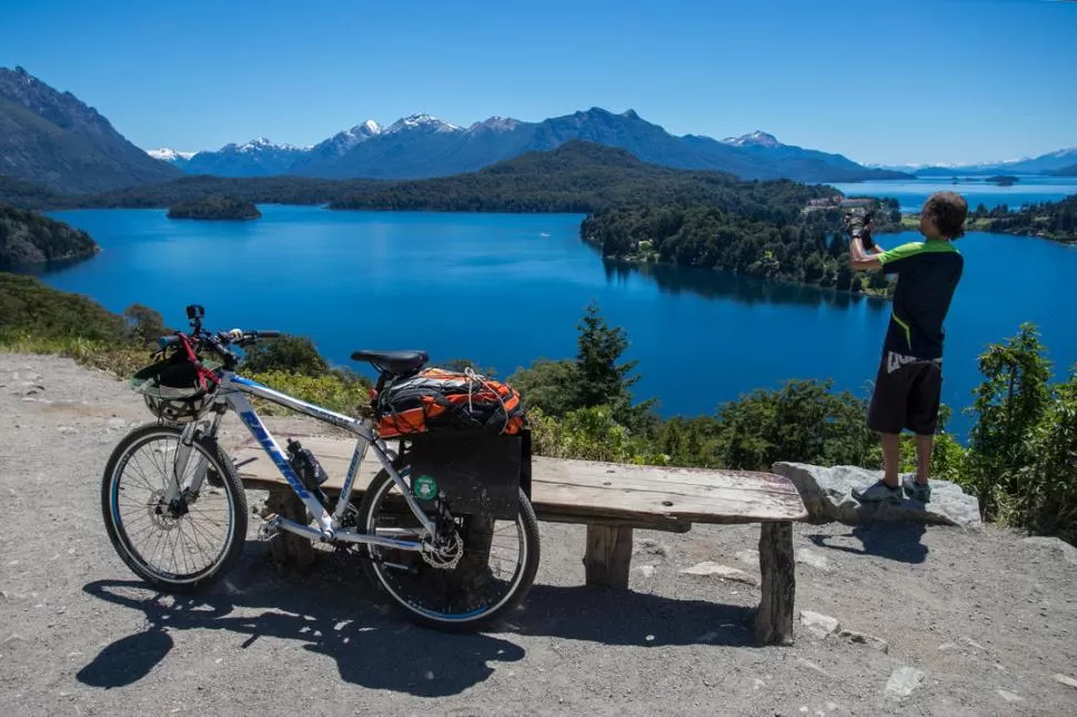 PAISAJES INCREÍBLES. A diferencia del invierno, cuando predomina la nieve, el Bariloche de verano es ideal para hacer deportes, como el ciclismo. bariloche turismo