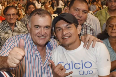 El  Pulguita también juega en la política: gambeteó a Alperovich y se mostró junto a Jaldo