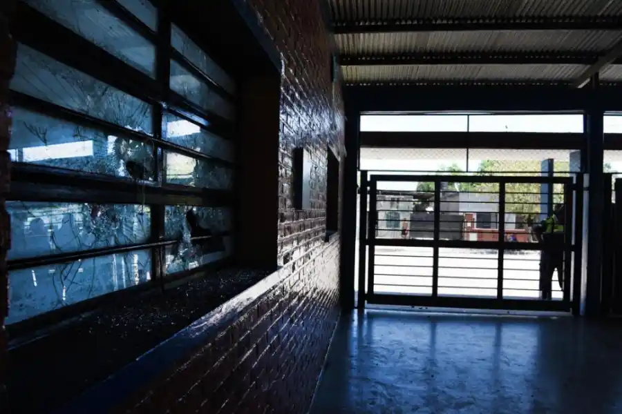 DAÑOS. Puertas y ventanas destrozadas, el saldo de la mañana rabiosa.  