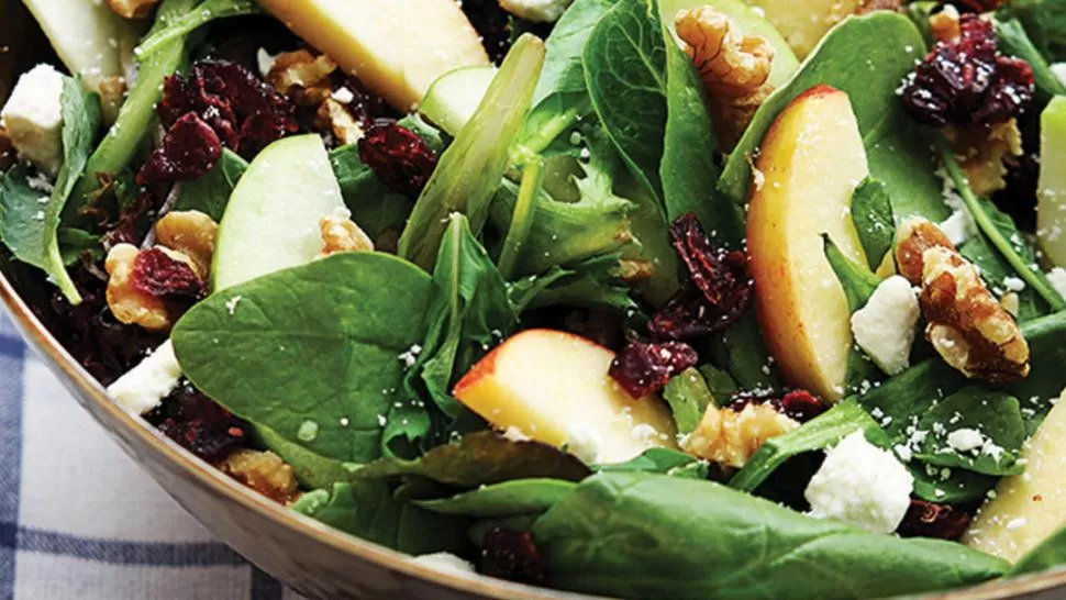 UNA RECETA. La ensalada de manzanas, nueces y arándanos es una alternativa natural y fresca que puede consumirse en cualquier momento del año. 