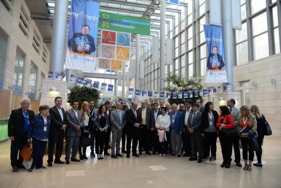 EN TEL AVIV. Manzur, junto con funcionarios e integrantes de la delegación tucumana, en una “foto de familia” en un lugar turístico de Israel. fotos gentileza de Leonardo Kremenchuzky
