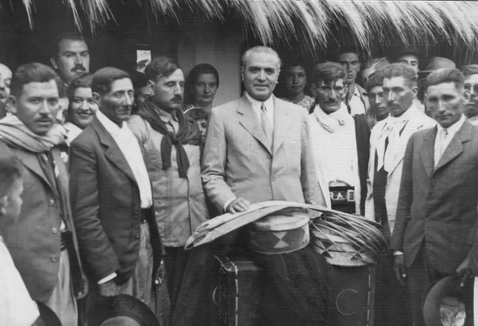  LA INAUGURACIÓN. El gobernador Miguel Critto conversa con residentes tafinistos en 1943, el día en que se habilitó el camino a Tafí del Valle y Amaicha.-