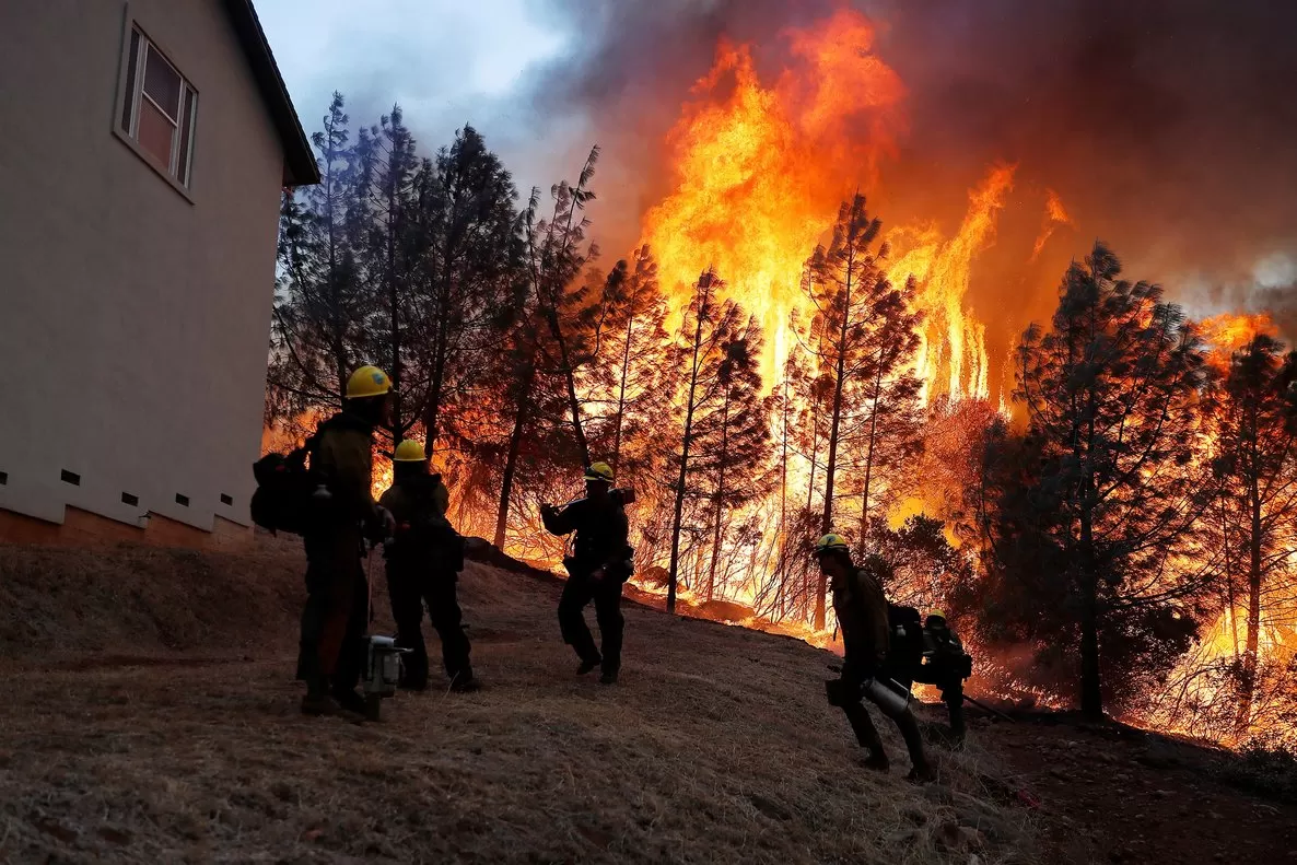 El fuego arrasa tierras en California y deja 23 muertos y al menos 100 desaparecidos