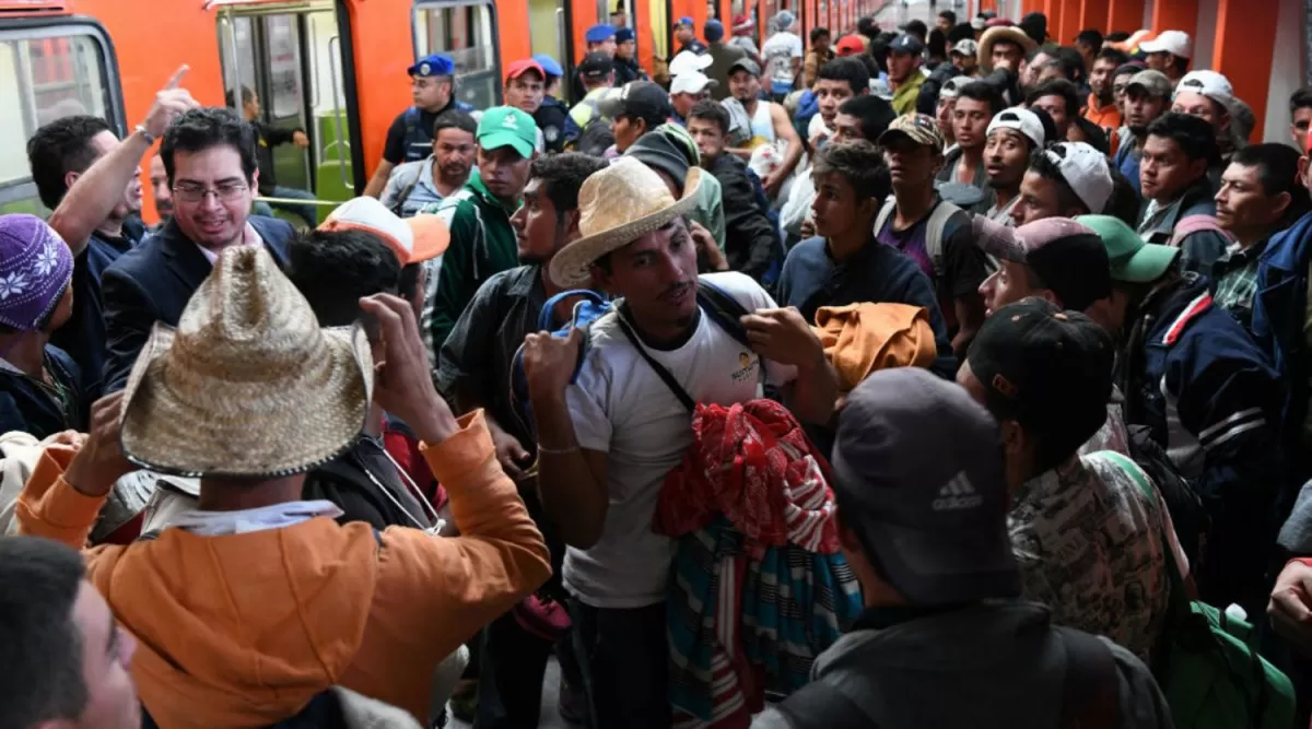 Migrantes pasan la noche en un estadio de Querétaro antes de seguir a Estados Unidos
