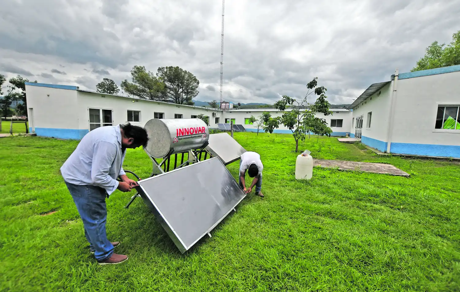 UNA NOVEDAD. La comuna ofrece para clubes y viviendas un calefón solar de 500 litros de capacidad que calienta el agua a 37°.
