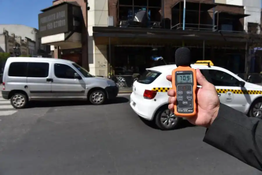 PERJUDICIAL. El decibelímetro marca más de 70 dB en una calle céntrica; es una marca que puede dañar el oído. 