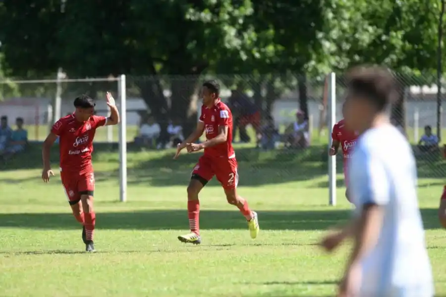 “SANTA” ALEGRÍA. Los chicos de la Cuarta celebraron la victoria en el clásico.  